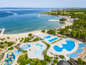 Kupon: FIRST MINUTE: 4-dnevni PRVOMAJSKI BOOM KLUB v TN ZATON (apartmaji****) s SEBASTIANOM, že od 438,00 EUR na celotno družino.